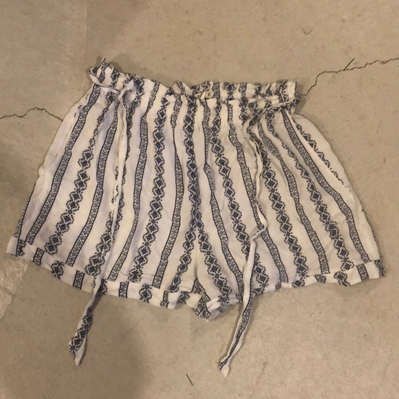 Printed shorts with tie - Picture 1 of 1